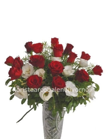 Bouquet di roselline rosse e lisianthus.