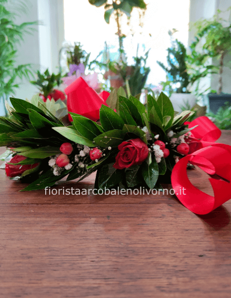 coroncina alloro con 5 roselline, bacche di iperico e gisofila